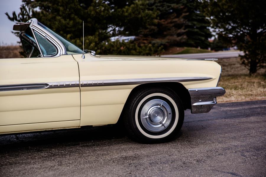 Детали экстерьера Pontiac Bonneville Convertible (2867) 1961 года  (фото 14 из 59)